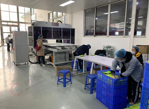 ccd成像定位裁切,全自动图案成像裁切,贸隆机械,裁断机,下料机,箱包成型裁断机