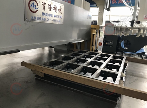 吸塑包装,吸塑裁切,PVC,PET,PS,PT,食品包装,电子产品包装,透明吸塑盒下料机,自动进料模切机,自动送料裁切机